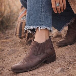 Frye Brown Leather Chelsea Ankle Boots 10B Western Distressed Pull-On Booties